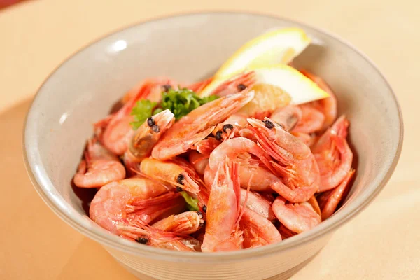Tasty shrimps with lemon — Stock Photo, Image