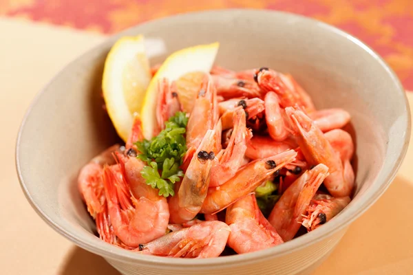 Tasty shrimps with lemon — Stock Photo, Image