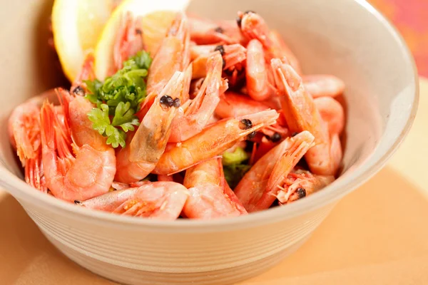 Tasty shrimps with lemon — Stock Photo, Image