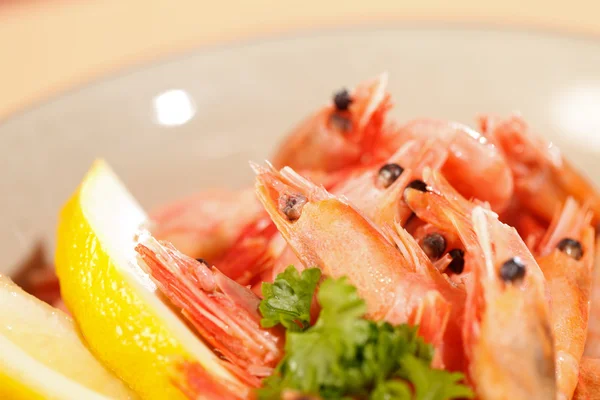 Tasty shrimps with lemon — Stock Photo, Image