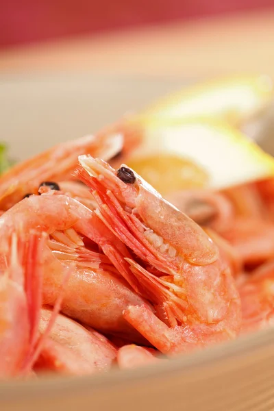 Tasty shrimps with lemon — Stock Photo, Image