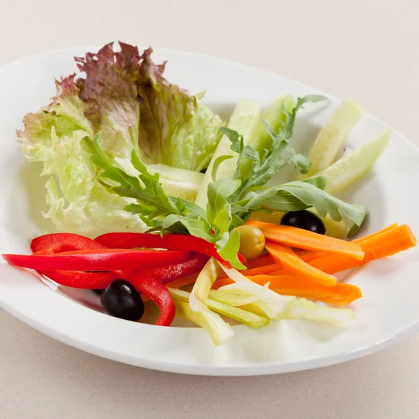 Verduras frescas en plato —  Fotos de Stock