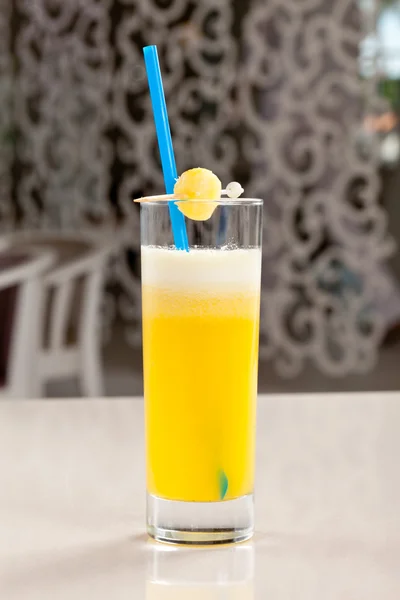 Лимонный сок в стекле — стоковое фото