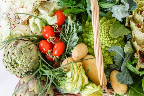 Fresh vegetables on plate — Stock Photo, Image