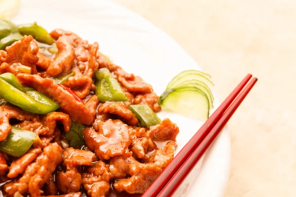 Carne de bovino com legumes no prato — Fotografia de Stock