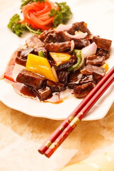 plaka üzerinde sebzeli biftek