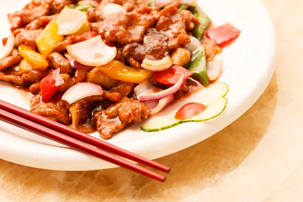 Rindfleisch mit Gemüse auf Teller — Stockfoto