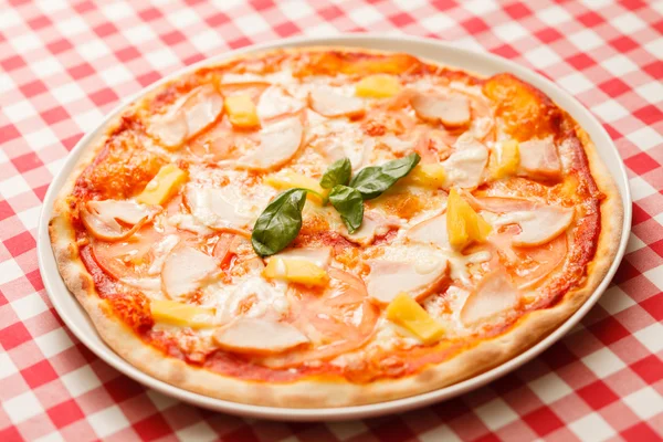 Färska välsmakande pizza — Stockfoto