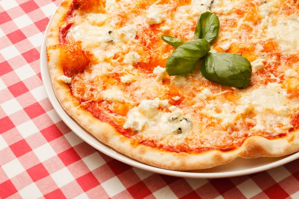 Pizza fresca gustosa — Foto Stock