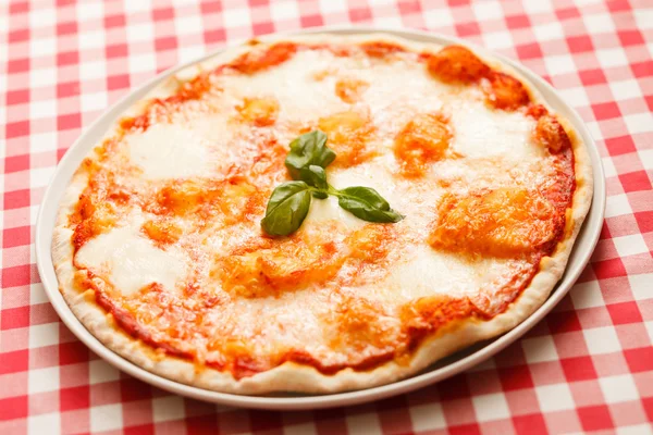 Pizza fresca sabrosa — Foto de Stock