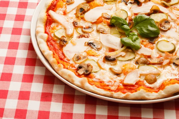 Färska välsmakande pizza — Stockfoto