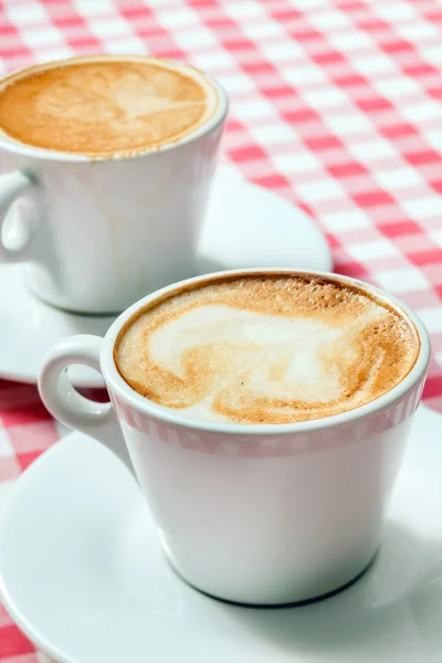 Cappuccino w białe kubki — Zdjęcie stockowe