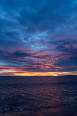 Denizin üzerinde gün batımı