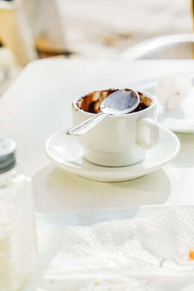 Chocolate quente em copo branco — Fotografia de Stock