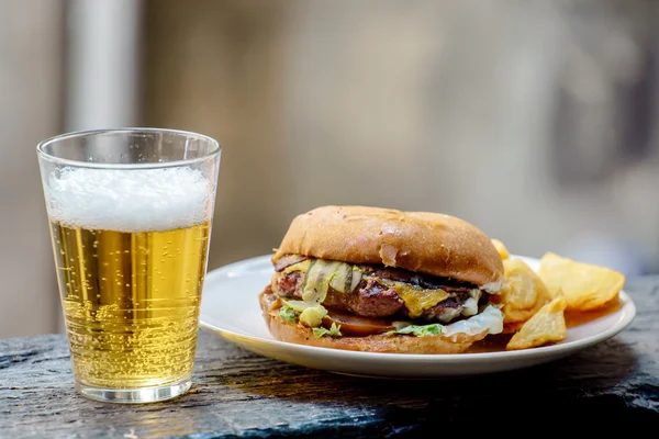Bira ile Hamburger plaka üzerinde — Stok fotoğraf