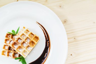 plaka üzerinde çikolatalı gözleme