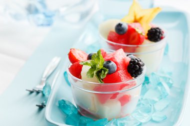 sağlıklı meyve salatası