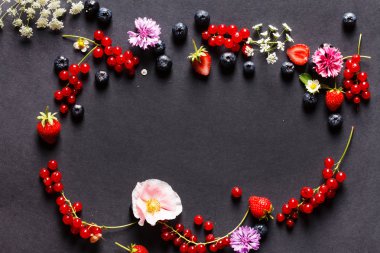 Yaz meyveler ve çiçekler