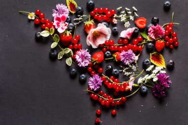 Yaz meyveler ve çiçekler