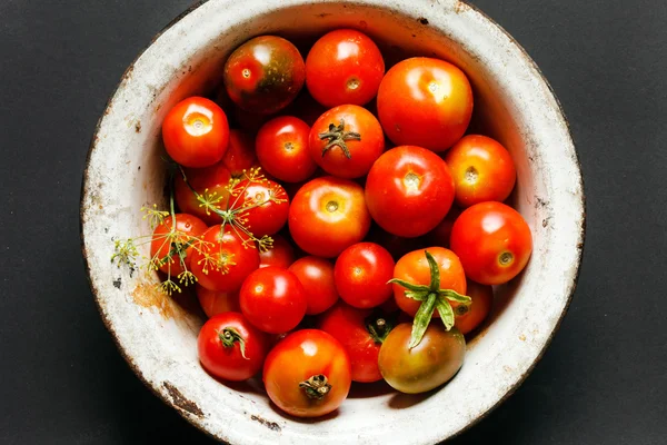 Tomates frescos na chapa — Fotografia de Stock