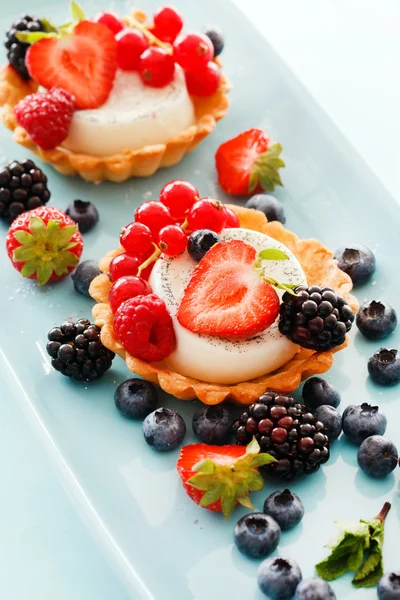 Пирог с ягодами в тарелке — стоковое фото