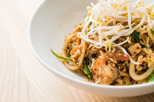 Comida asiática en plato — Foto de Stock