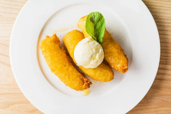 Banane fritte con gelato — Foto Stock