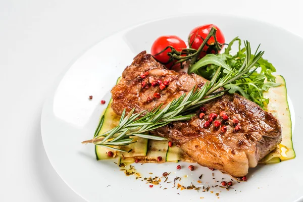 Filete con verduras en el plato — Foto de Stock