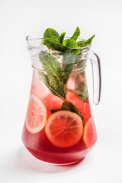 Frische Limonade auf Weiß — Stockfoto