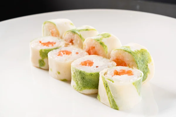 Sabroso sushi en el plato — Foto de Stock