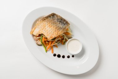 Tabakta sebze ile sazan