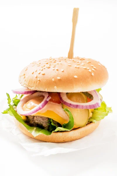 Leckerer Burger auf dem Teller — Stockfoto