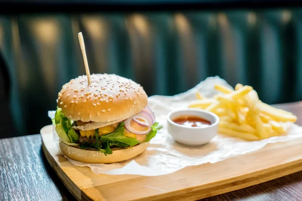 Burger met frietjes — Stockfoto