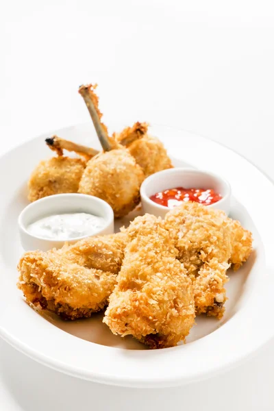 Pezzi di pollo fritto con salsa — Foto Stock