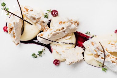 Pavlova tatlı plaka üzerinde