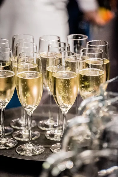 Copos de champanhe em celebração — Fotografia de Stock