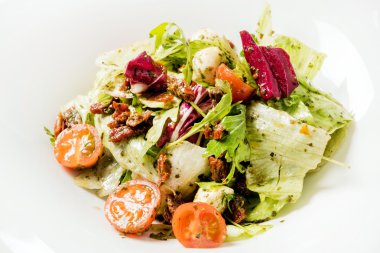 Tabakta sebze salatası