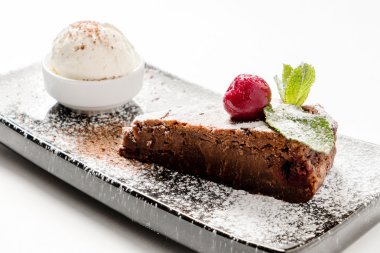 Kirazlı çikolatalı pasta.