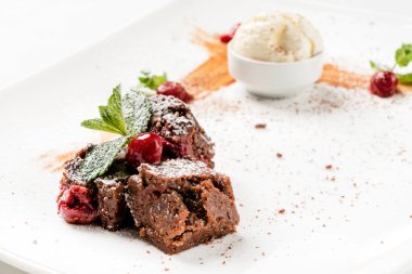 Kirazlı çikolatalı pasta.