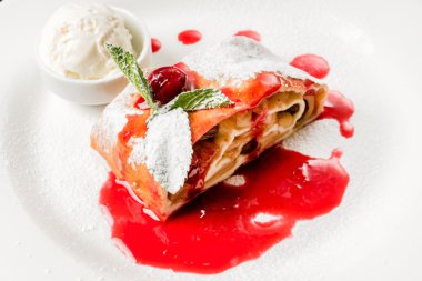 Apple strudel plaka üzerinde
