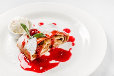 Apple strudel plaka üzerinde