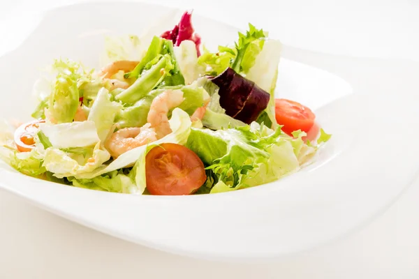 Insalata con gamberetti su piatto — Foto Stock