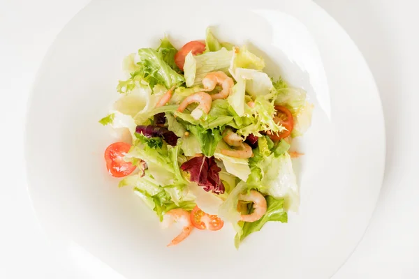 Salada com camarões na placa — Fotografia de Stock