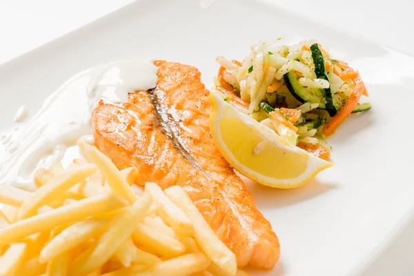 Salmão grelhado com batatas fritas — Fotografia de Stock