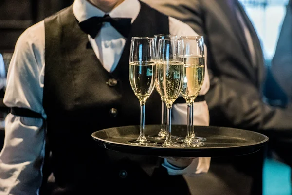 Ober met champagneglazen — Stockfoto