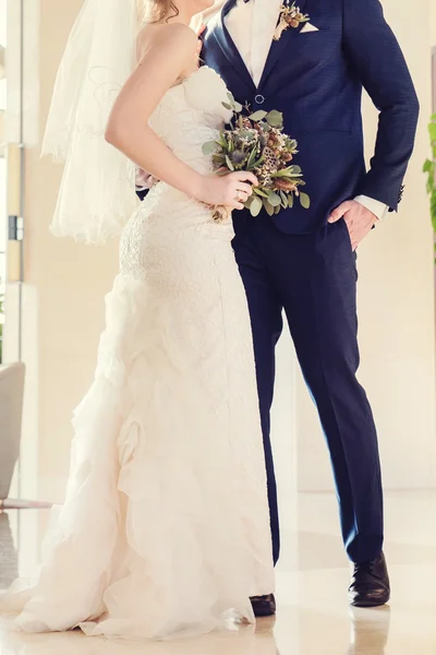 Casal de recém-casados elegante — Fotografia de Stock