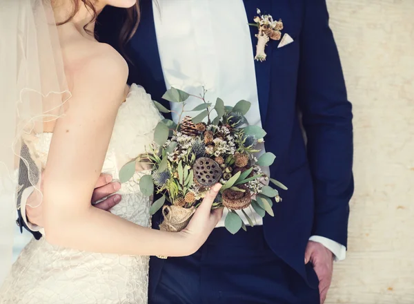 Elegante pareja de recién casados —  Fotos de Stock