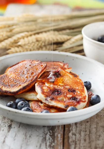 Blueberry pannkakor på tallrik — Stockfoto