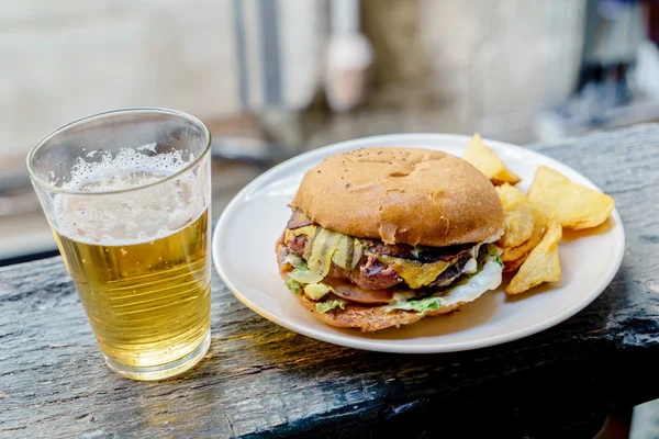 Yemek hamburger ve bira — Stok fotoğraf