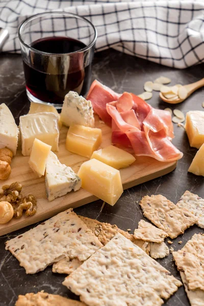 Placa de vino y queso — Foto de Stock